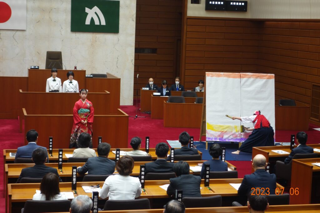 香川県議会でのパフォーマンス